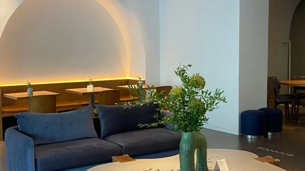 Sala de espera luminosa con sofá y mesas, ejemplo de espacio para una consulta de psicología