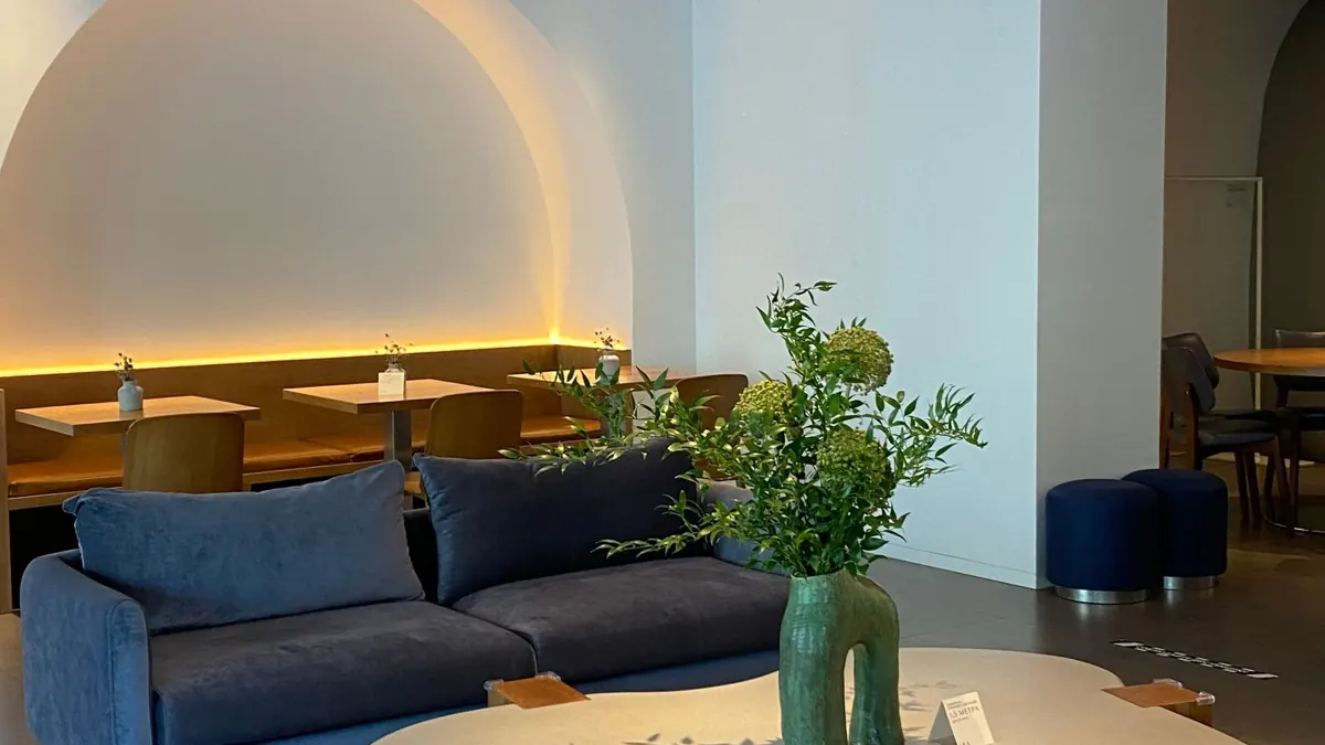 Sala de espera luminosa con sofá y mesas, ejemplo de espacio para una consulta de psicología